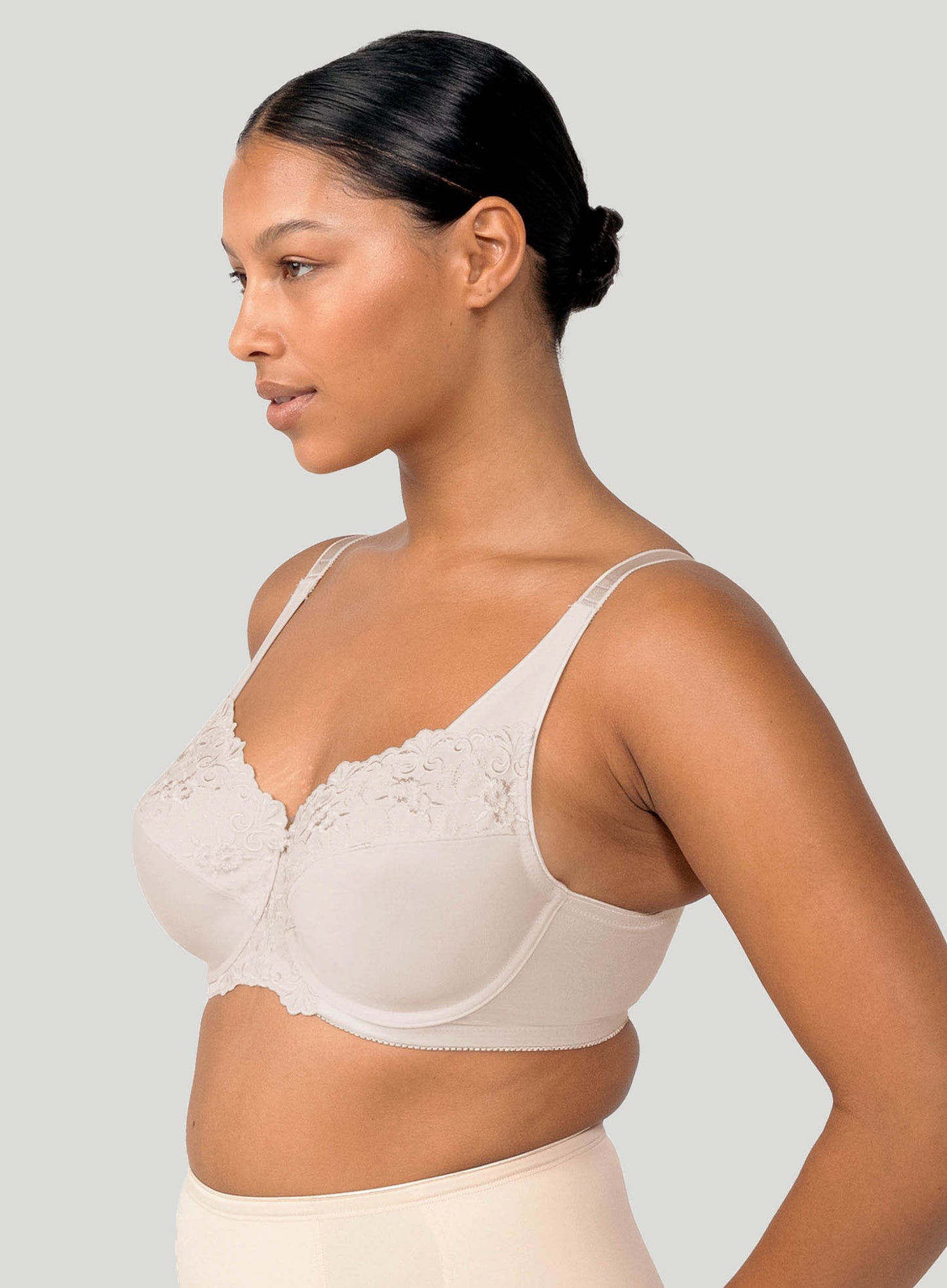 Triumph: Embroidered Minimiser Underwired Bra Fawn