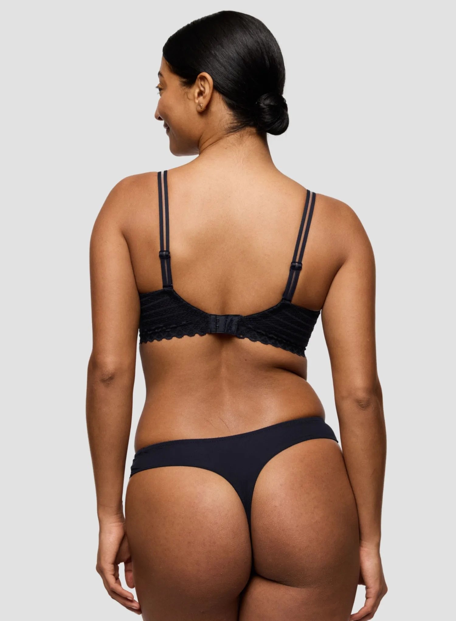 Primadonna Twist: Twist Side Thong Charcoal