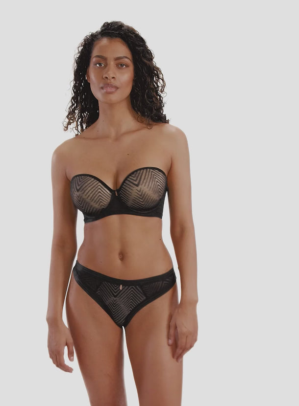 AA401109_Freya_Tailored%20Underwired%20Strapless%20Moulded%20Bra_Black_04.mp4
