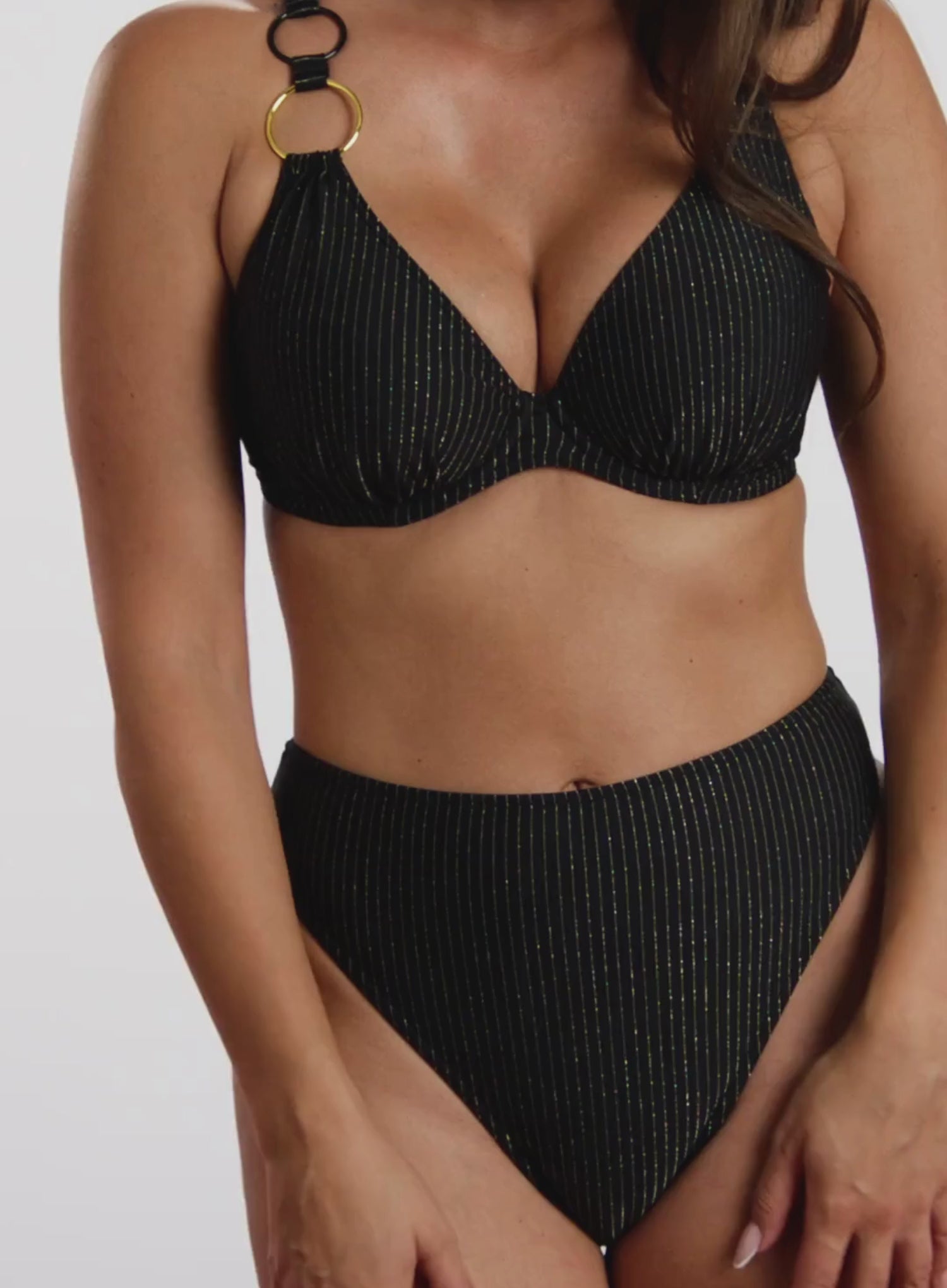 PR4010119BLK_PrimaDonna%20Swim_Solta%20Half%20Padded%20Plunge%20Bikini%20Top_Black_04.mp4