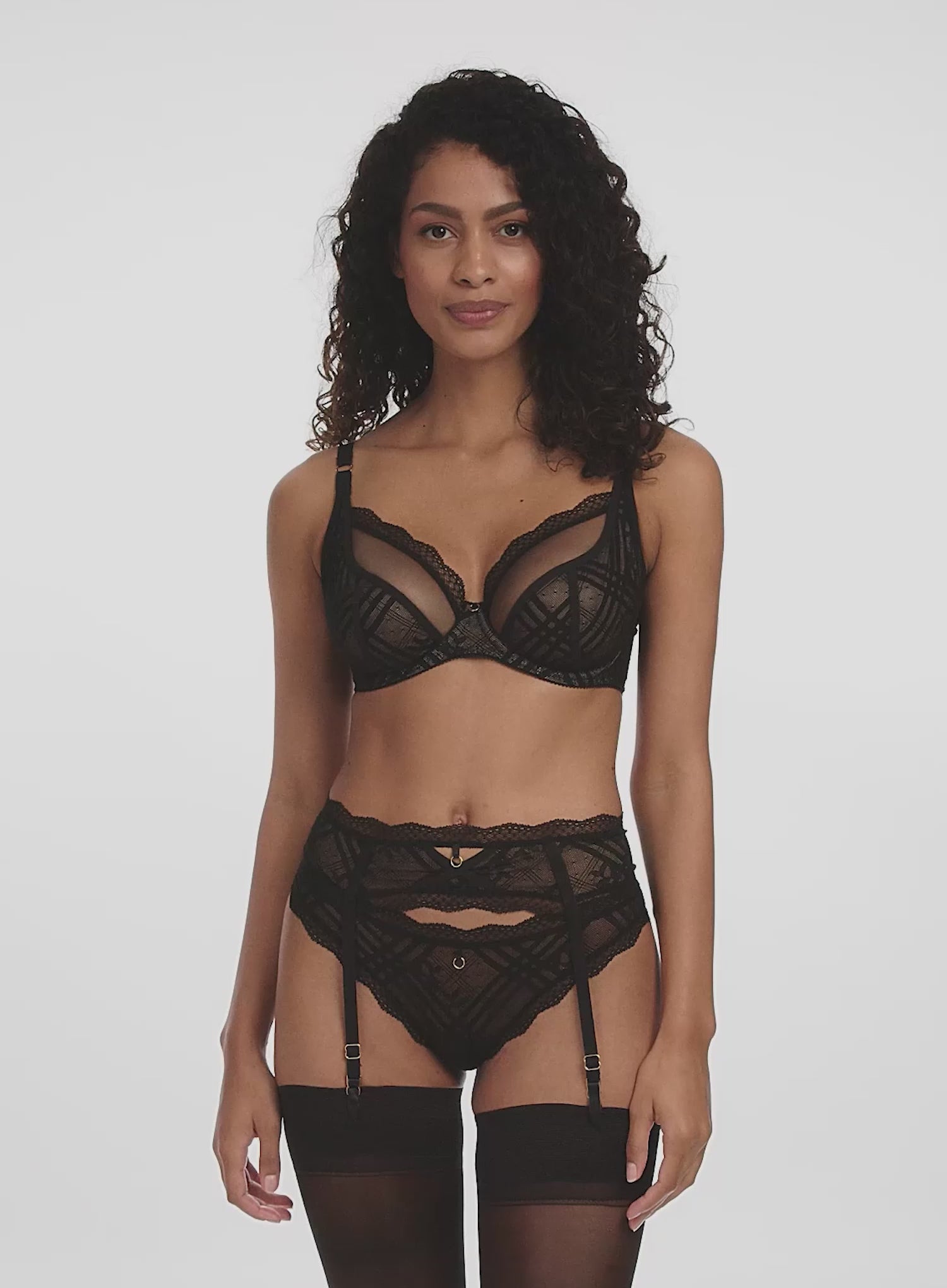 AA401402NOR_Freya_Freya%20Fatale%20Underwired%20Plunge%20Bra_Noir_04.mp4