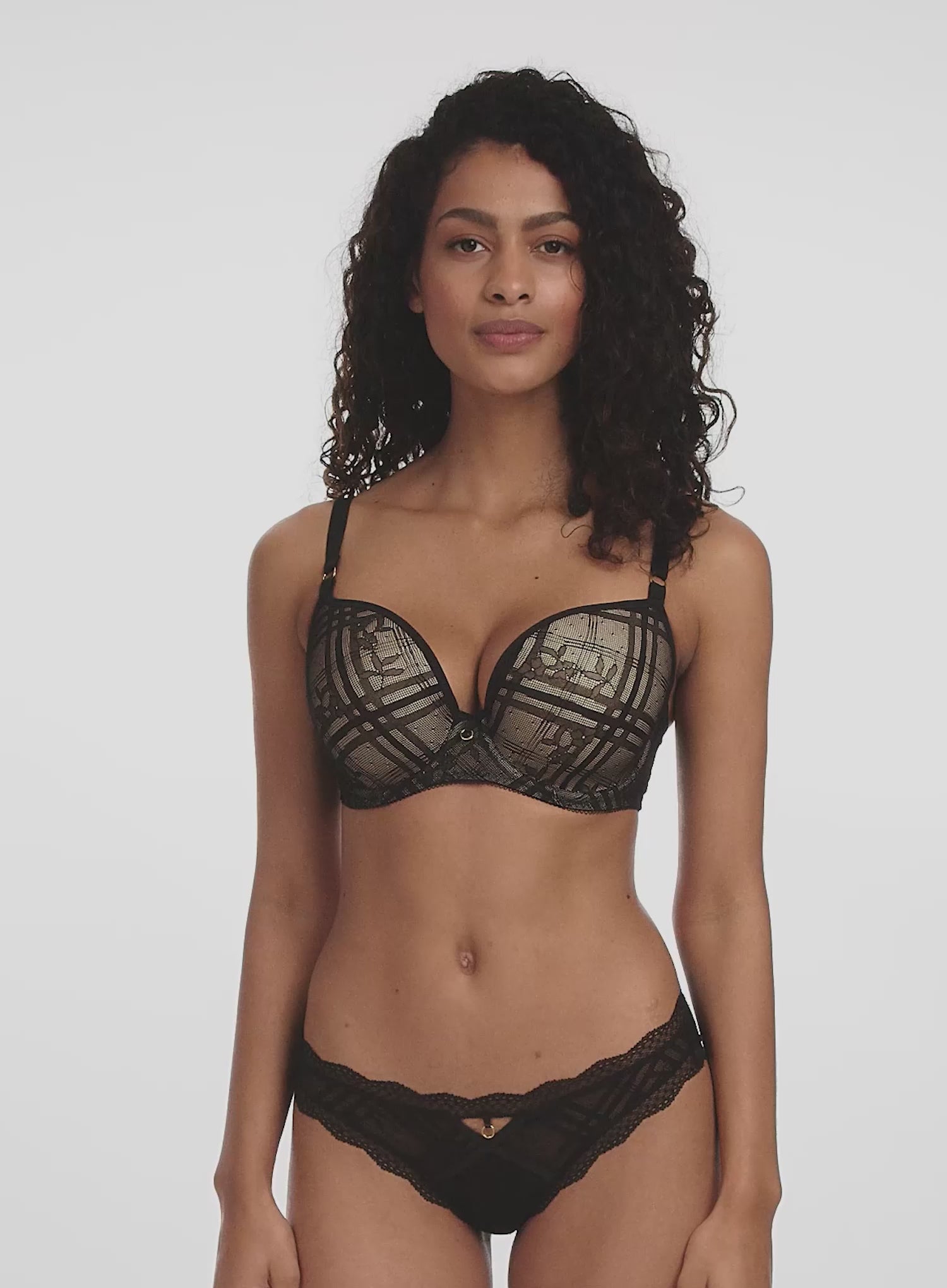 AA401431NOR_Freya_Freya%20Fatale%20Underwired%20Smooth%20Cup%20Bra_Noir_04.mp4