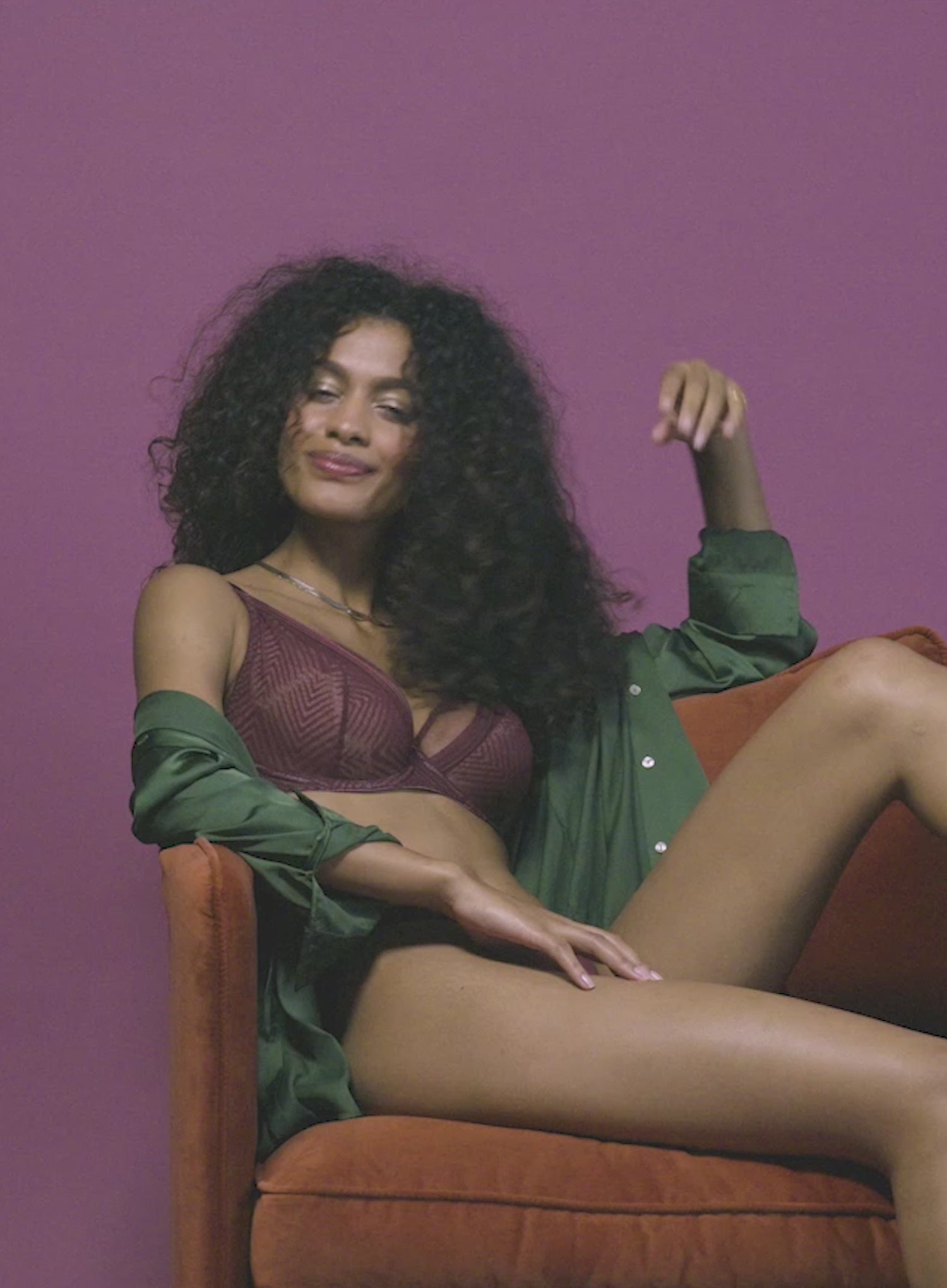 AA401121DRR_Freya_Tailored%20High%20Apex%20Underwired%20Plunge%20Bra_Dark%20Cherry_04.mp4