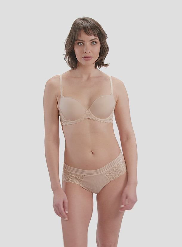 WE148007FRP_Wacoal_Raffine%20Tanga_Frappe_04.mp4