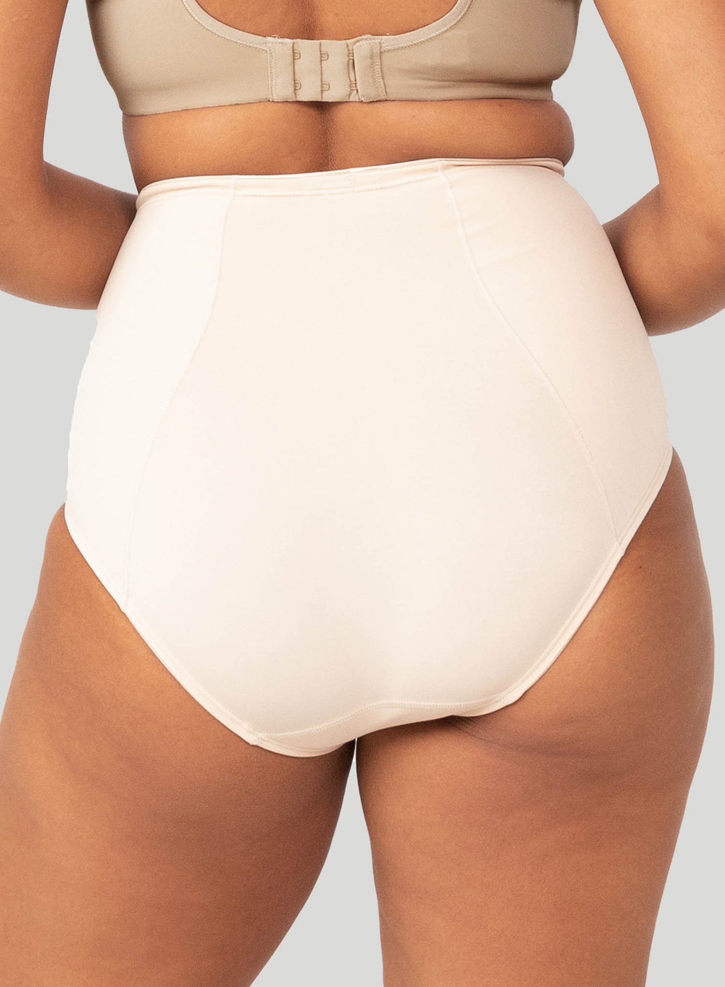 Triumph: Minimiser Hips Panty Teint – DeBra\'s